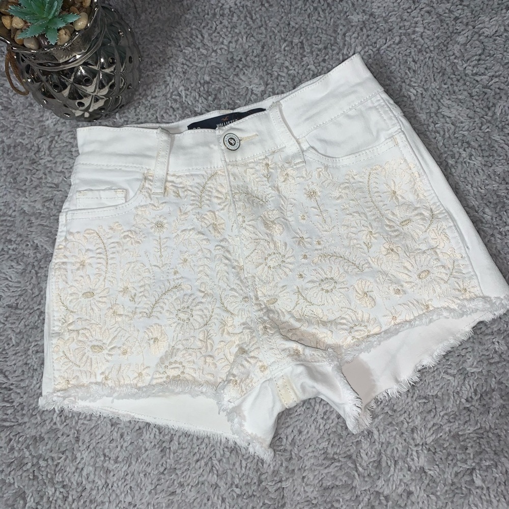 HOLLISTER Embroidered high waisted short shorts